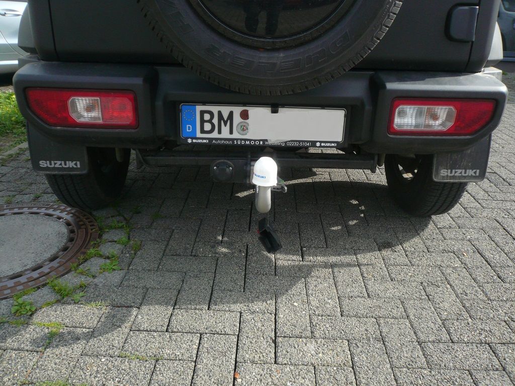 Kenwood DNX-7190DABS inkl. CMOS 230 Rückfahrkamera im aktuellen 2019er Suzuki Jimny nachgerüstet.