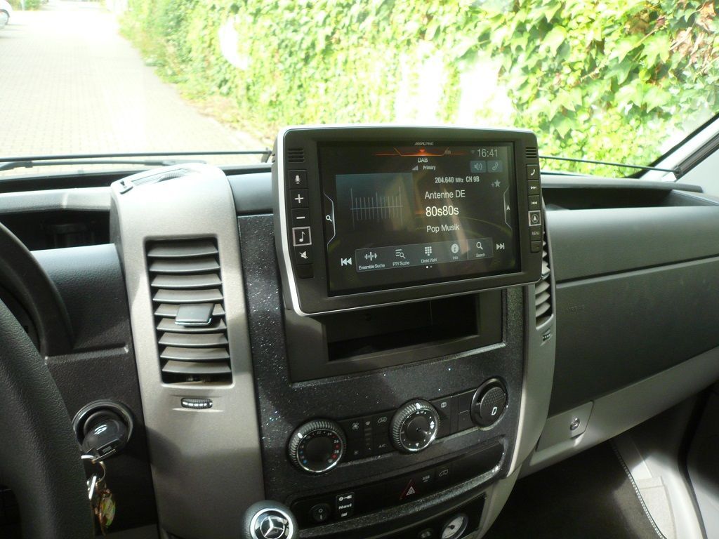 Alpine X903D-S906 ein 23 cm (9-Zoll) Premium-Infotainment-System für Mercedes Sprinter (W906) mit Reisemobil-Navigation, Apple CarPlay und Android Auto Unterstützung nachgerüstet.