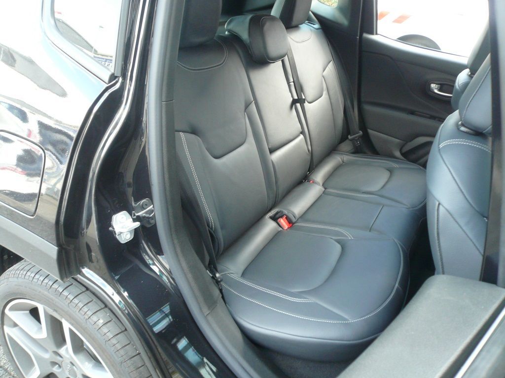 Der Rücksitz eines schwarzen Jeep Renegade