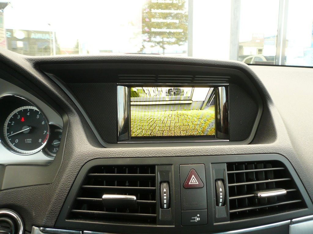 Alpine Multiview Front- und Rückfahrkamera nachgerüstet und auf das Original Mercedes Command adaptiert .