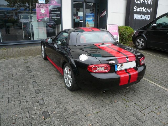 Mazda MX5 Cabrio, beide Vordersitz in Leder schwarz und Alcatara rot neu bezogen.