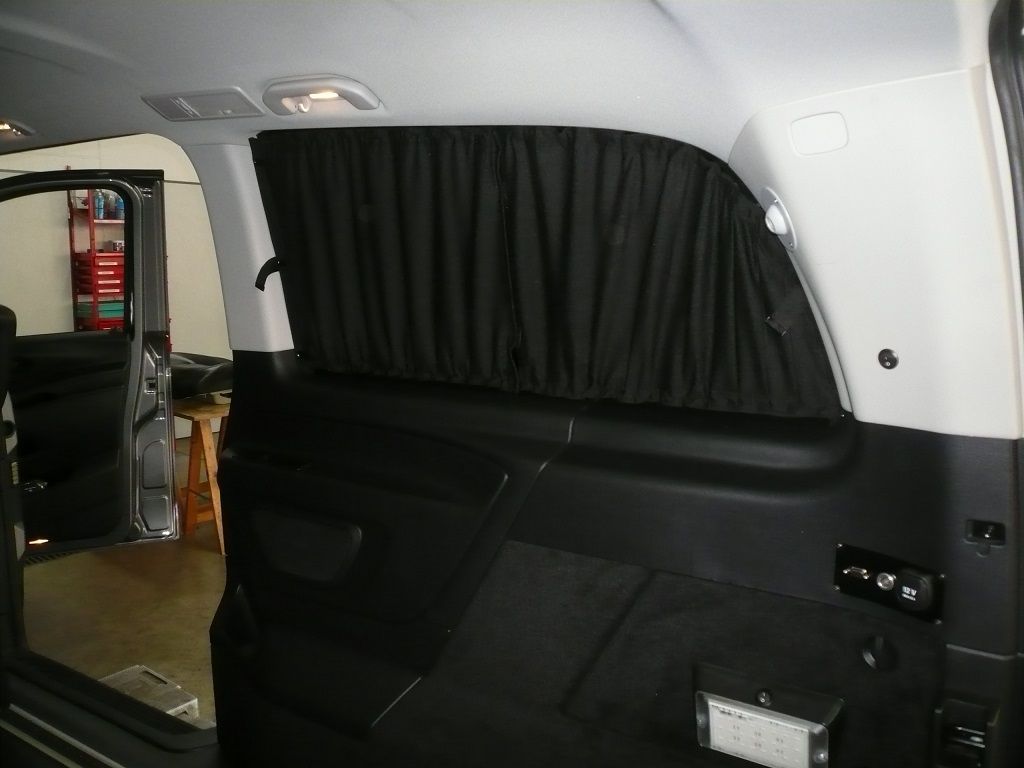 Verdunklungs Gardinen Set schwarz mit Fahrgastabtrennung geliefert und montiert.