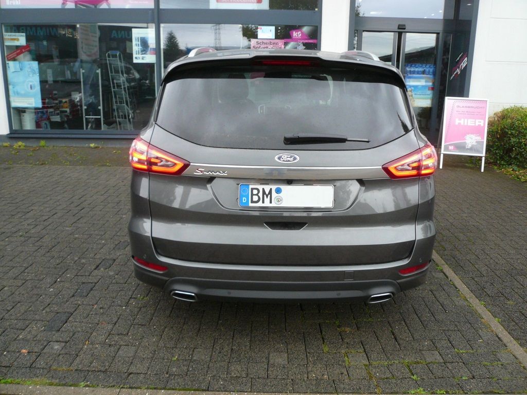 Rückfahrkamera an das Original Ford Navi Sync3 nachgerüstet. Alpine 10zoll Deckenmonitor als Rearseat Entertainment montiert.