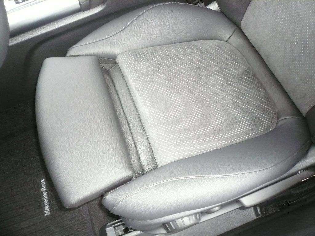 Mercedes B-Klasse 2019er, Sitzinnenteile in Alcantara Starline neu bezogen.
