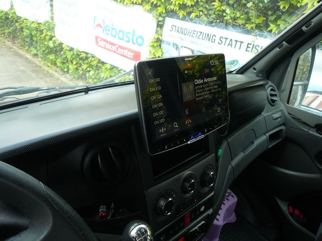 Alpine Hallo 11 iLX-F115D Autoradio mit 11-Zoll Touchscreen, DAB+, 1-DIN-Einbaugehäuse, Apple CarPlay Wireless und Android Auto Unterstützung im Iveco Daily nachgerüstet.