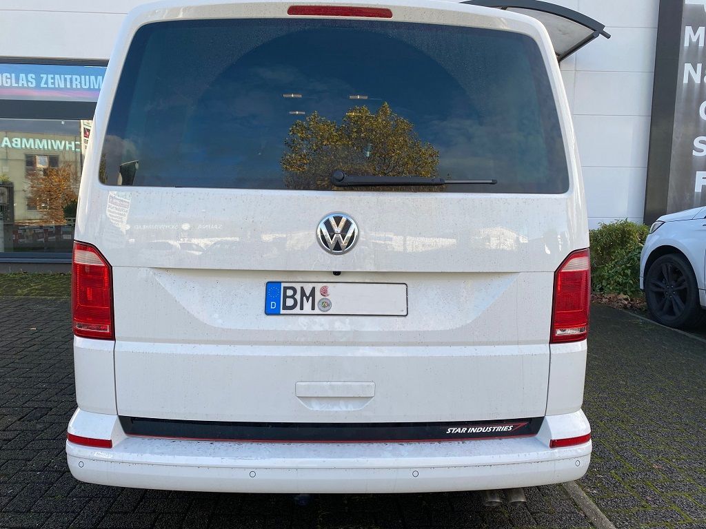 Rückfahrkamera in einem VW T6 Bus mit dem Werksradio Discover Media nachgerüstet.