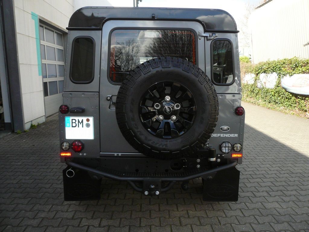 Landrover Defender von 1-DIN auf Doppel-DIN umgebaut. Alpine iLX-705D und Rückfahrkamera von Alpine nachgerüstet.