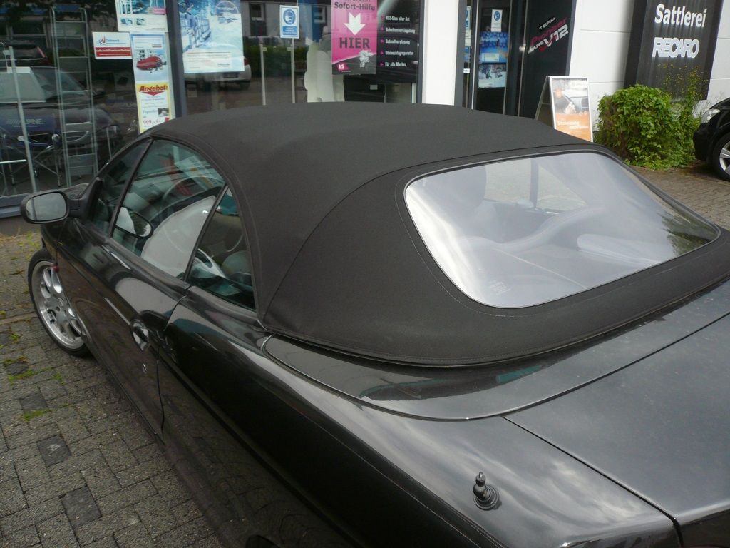 Renault Megane Cabrio. Verdeckbezug in Sonnenlandstoff schwarz geliefert und montiert.