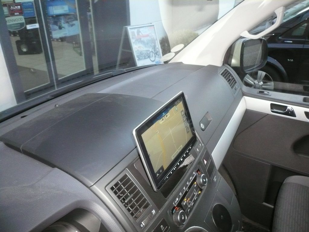 Alpine INE-F904D 9zoll Navigationsgerät im VW T5 Bus nachgerüstet.