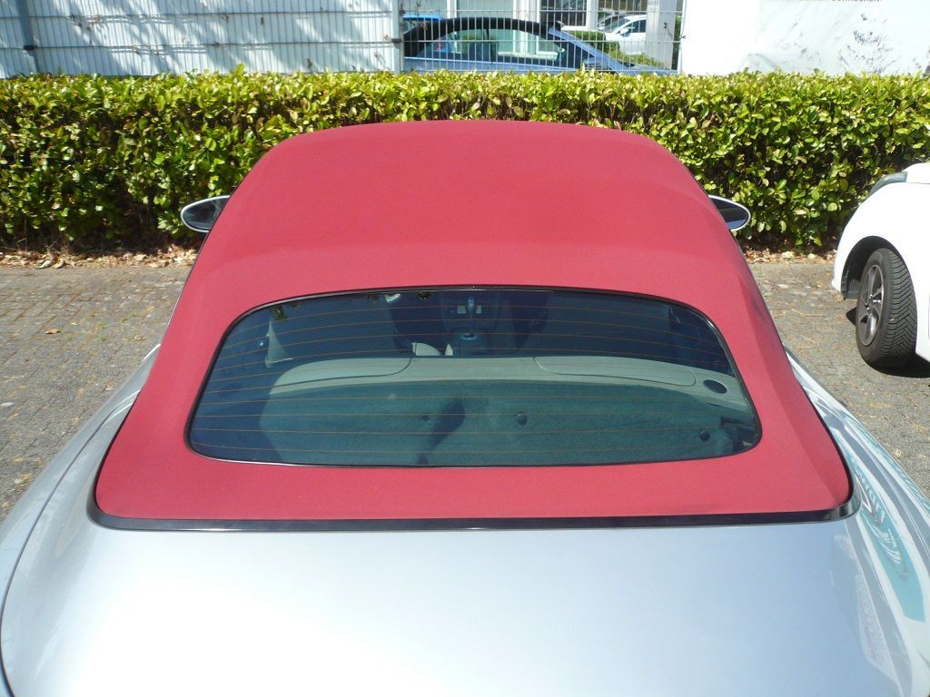 Porsche 911 Typ 996 Cabrio Bj. 02-06, Verdeckbezug in Sonnenland Stoff rot geliefert und montiert.