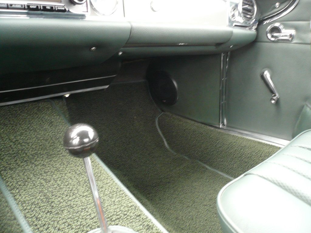 Pagode komplette Innenausstattung und Teppich neu angefertigt und montiert. Musikanlage mit Subwoofer und Navigation nachgerüstet.