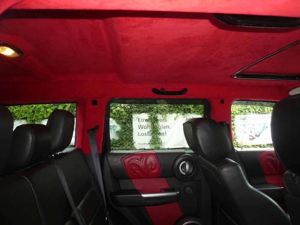 Himmel, A-, B- und C-Säulen vom Dodge Nitro in Alcantara rot neu bezogen.