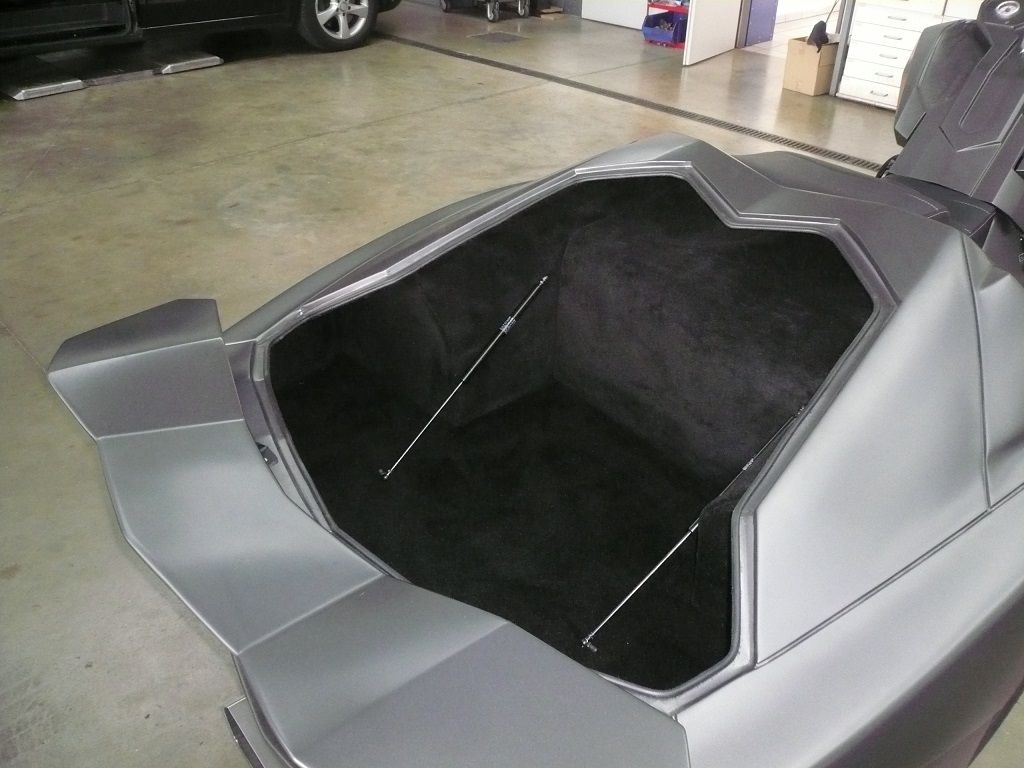 Boss Hoss Aventador Trike. Polsterung für Sitzbank angefertigt und angepasst. Sitzbezug aus Leder neu angefertigt und montiert. Laderaum in schwarzem Teppich bezogen.