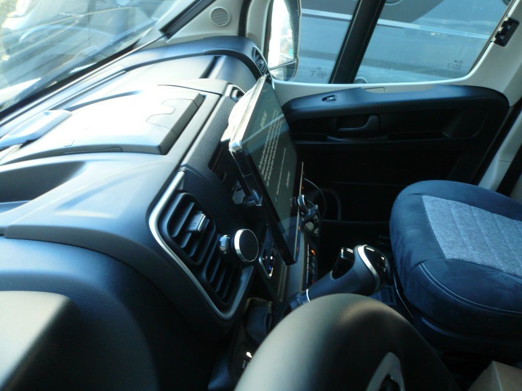 Kenwood DNR992RVS Navitainer mit Garmin Kartendaten für Wohnmobil, PKW und LKW, mit 10,1 Zoll HD-Display, Digitalradio DAB+, Apple CarPlay und AndroidAuto im Fiat Ducato 8 von 2023 nachgerüstet. Die werkseitige Dometic Doppel-Rückfahrkamera auf das Kenwood Gerät adaptiert.