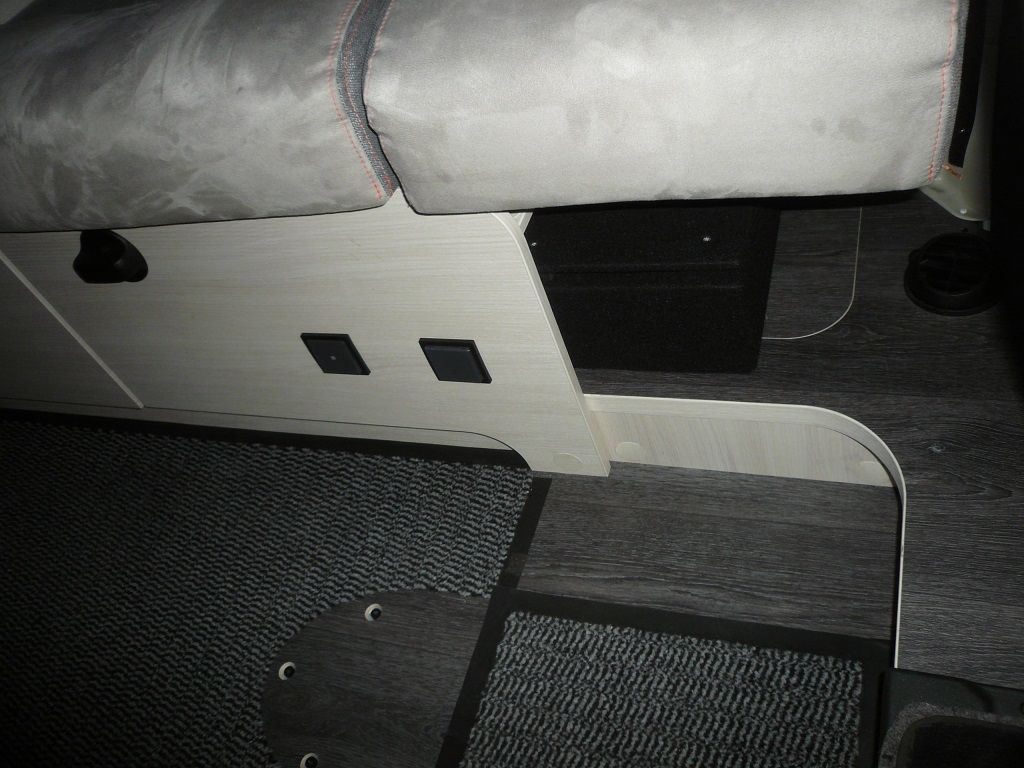 Jehnert Subwoofer unter der Sitzgarnitur montiert.