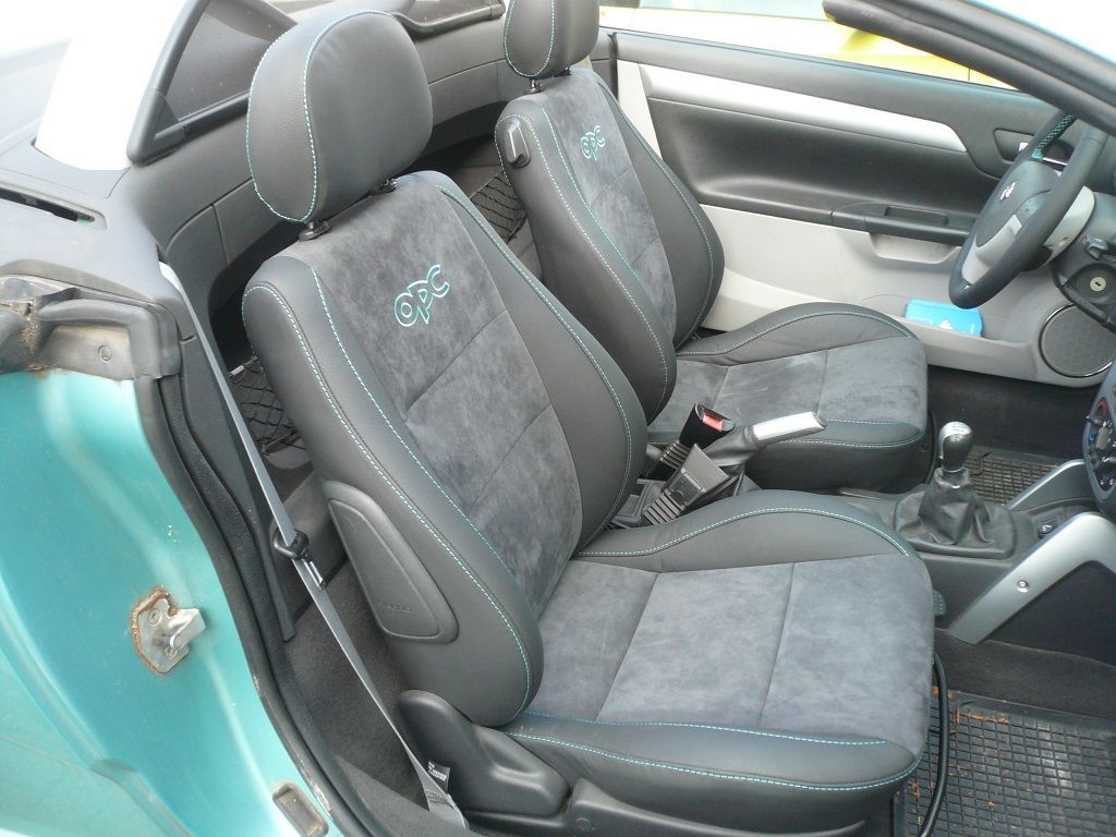 Die Vordersitze eines Cabrios mit offenem Verdeck