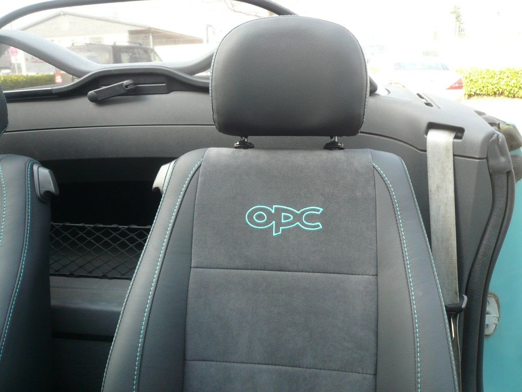 Ein Autositz mit dem aufgestickten Wort „CPC“