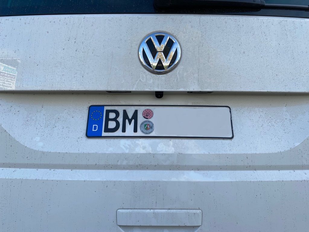 Rückfahrkamera in einem VW T6 Bus mit dem Werksradio Discover Media nachgerüstet.