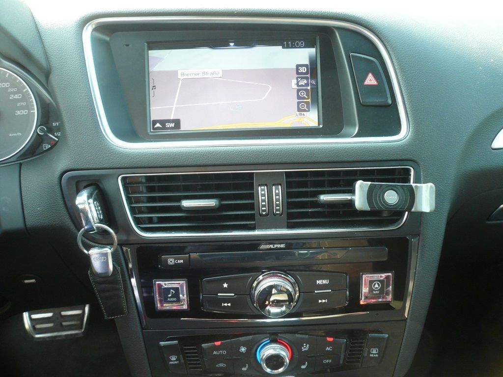 Alpine X703D-Q5 7-Zoll Premium-Infotainment-System inkl. Rückfahrkamera für Audi Q5 mit Navigationssystem, Apple CarPlay und Android Auto Unterstützung nachgerüstet.