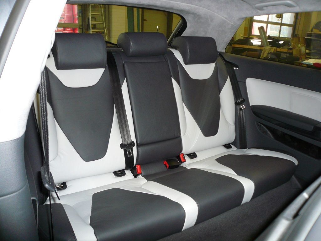 Türverkleidungen und Seitenteile hinten in zweifarbigem Leder neu bezogen. Rücksitzbank in zweifarbigem Leder neu bezogen.