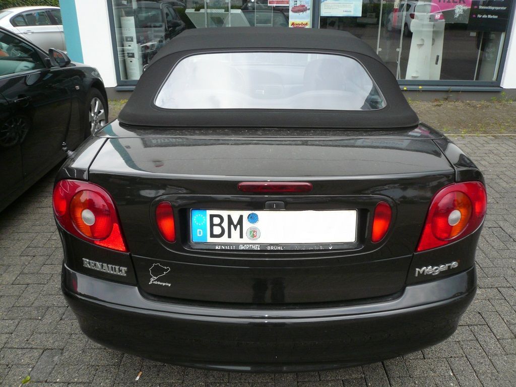 Renault Megane Cabrio. Verdeckbezug in Sonnenlandstoff schwarz geliefert und montiert.