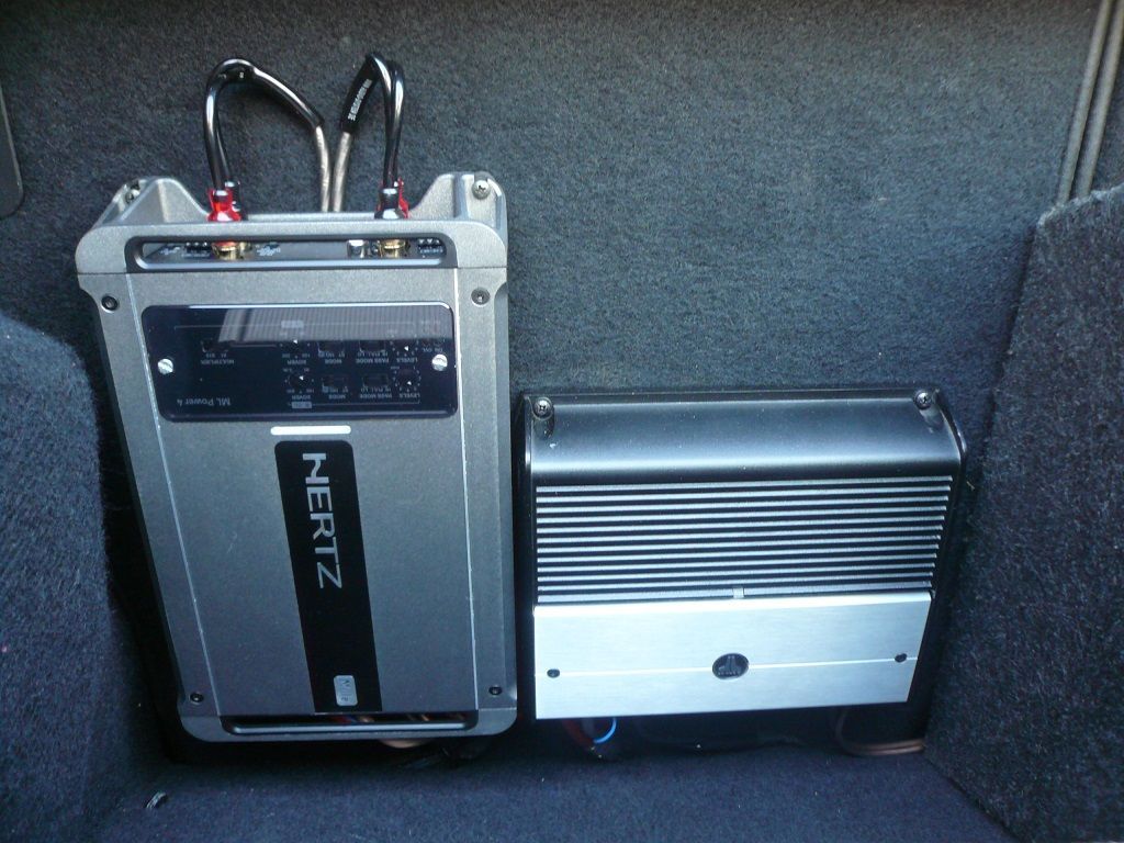 Pioneer SPH-EVO82DAB Modularer Multimedia-Player mit kapazitativem 8-Zoll-Touchscreen mit Anbindung einfach über USB-Kabel – für Apple CarPlay, Android Auto und Rückfahrkamera nachgerüstet. Musikanlage von Morel, Hertz, JL Audio montiert.