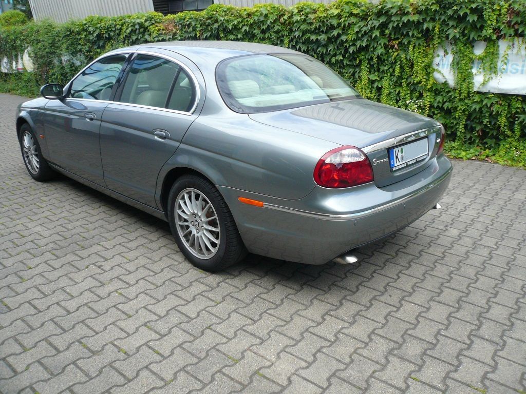 Jaguar S-Type Himmel ausgebaut, Himmel gereinigt und mit Alcantara neu bezogen.