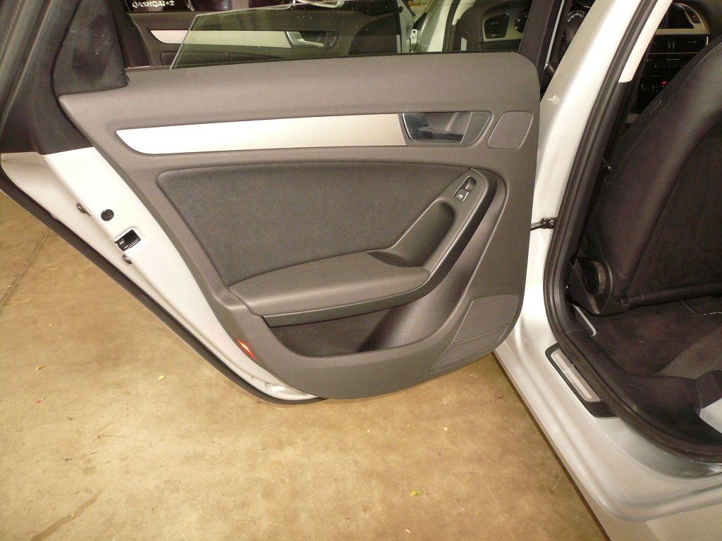 Audi A4 Avant Innenausstattung inkl. vier Türverkleidungs Innenteile in Leder neu angefertigt und montiert.