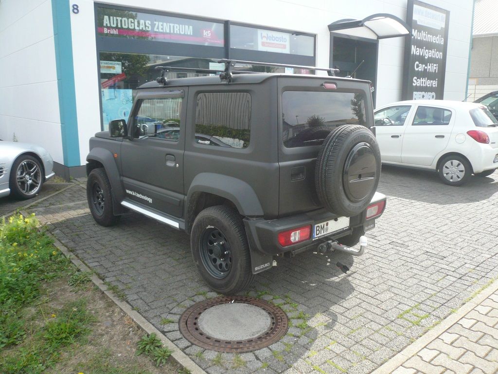 Kenwood DNX-7190DABS inkl. CMOS 230 Rückfahrkamera im aktuellen 2019er Suzuki Jimny nachgerüstet.