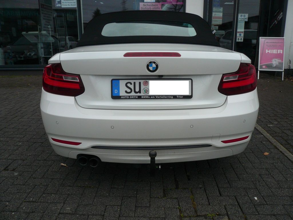 BMW 2er Cabrio, Griffleisten Rückfahrkamera an das Originale BMW NBT System angebunden.