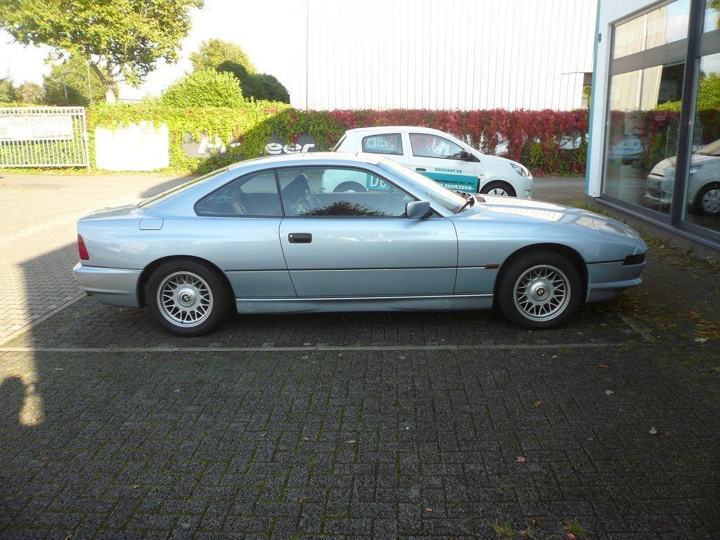 BMW 850. Himmel, A- und C-Säulen in Alcantara neu bezogen.