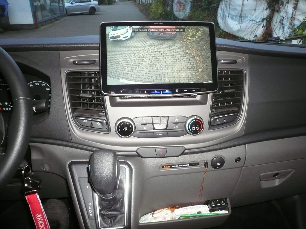 Werksseitige Rückfahrkamera am das Alpine iLX-F115D adaptiert.