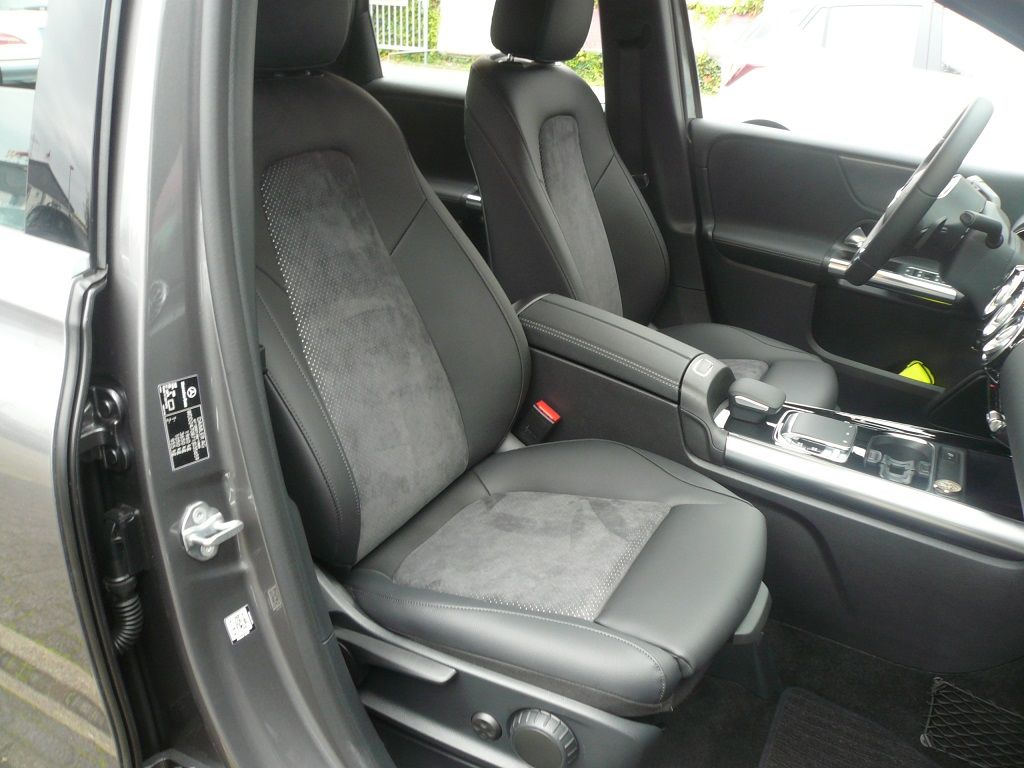 Mercedes B-Klasse 2019er, Sitzinnenteile in Alcantara Starline neu bezogen.
