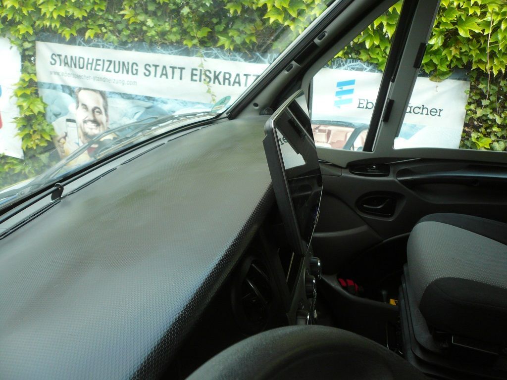 Alpine Hallo 11 iLX-F115D Autoradio mit 11-Zoll Touchscreen, DAB+, 1-DIN-Einbaugehäuse, Apple CarPlay Wireless und Android Auto Unterstützung im Iveco Daily nachgerüstet.