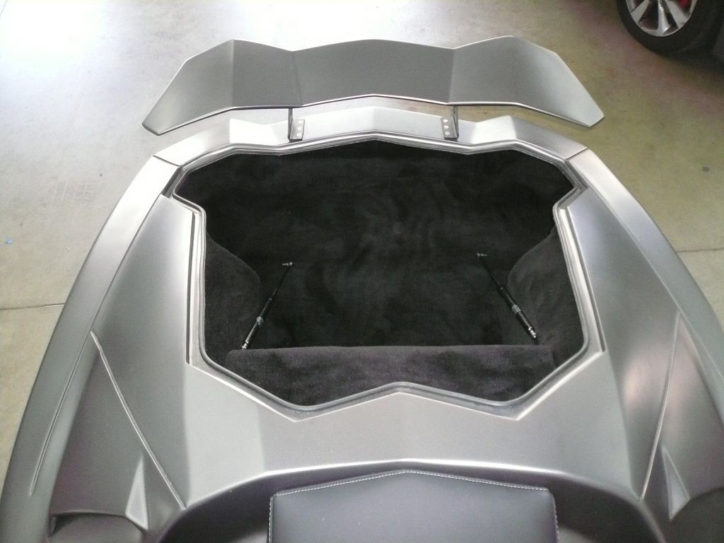 Boss Hoss Aventador Trike. Polsterung für Sitzbank angefertigt und angepasst. Sitzbezug aus Leder neu angefertigt und montiert. Laderaum in schwarzem Teppich bezogen.