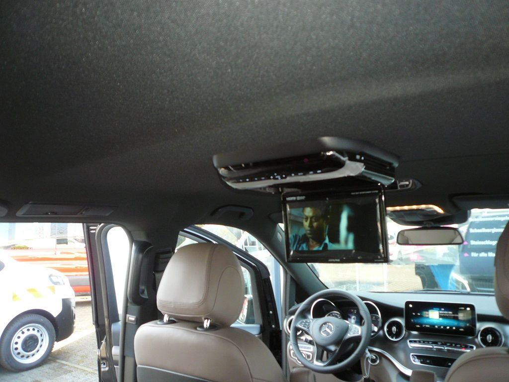 Alpine PKG-RSE3HDMI26 cm (10,1-Zoll) Decken-Monitor mit DVD-Player und HDMI-Eingang in einer Mercedes V-Klasse 2022 nachgerüstet.