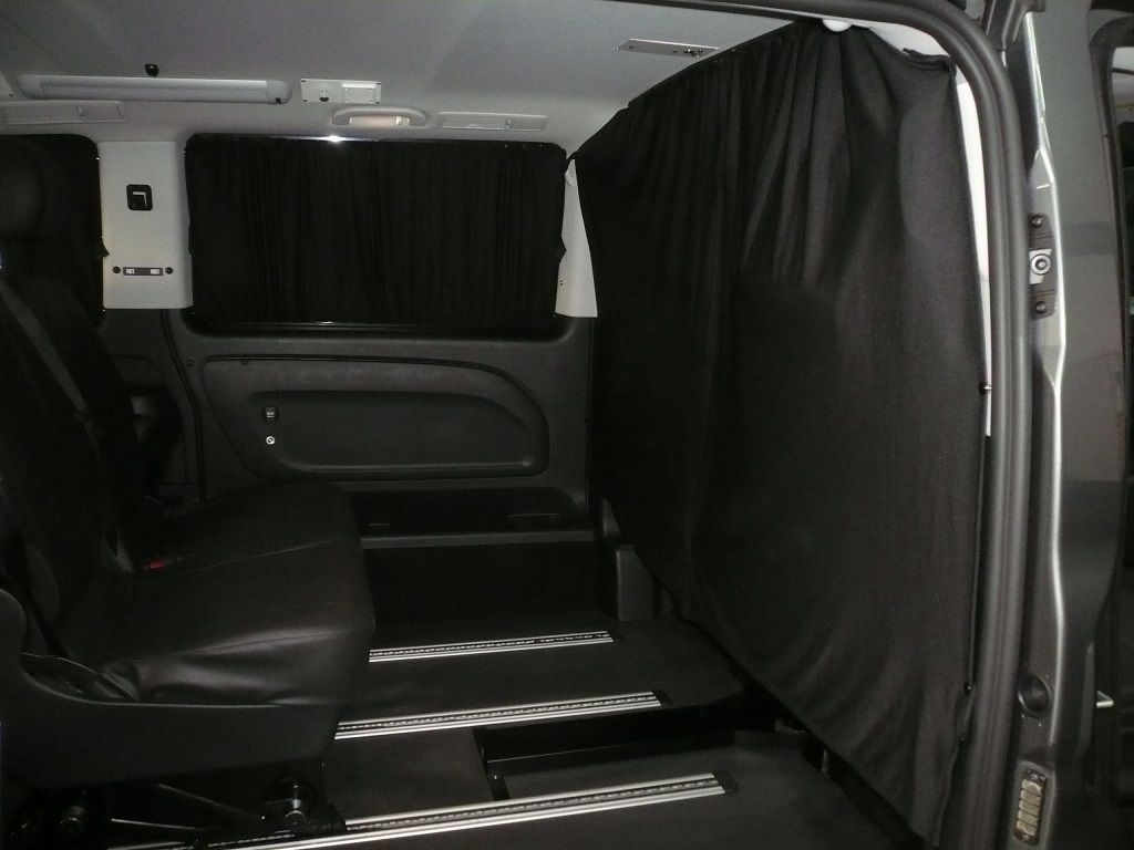 Verdunklungs Gardinen Set schwarz mit Fahrgastabtrennung geliefert und montiert.