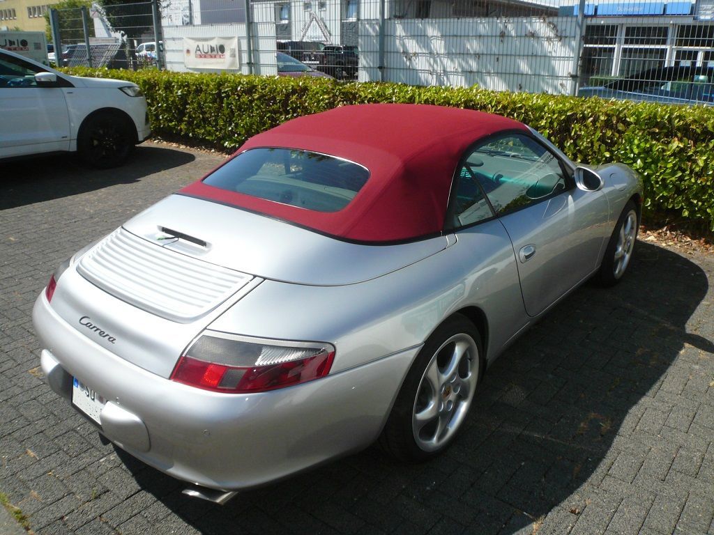 Porsche 911 Typ 996 Cabrio Bj. 02-06, Verdeckbezug in Sonnenland Stoff rot geliefert und montiert.