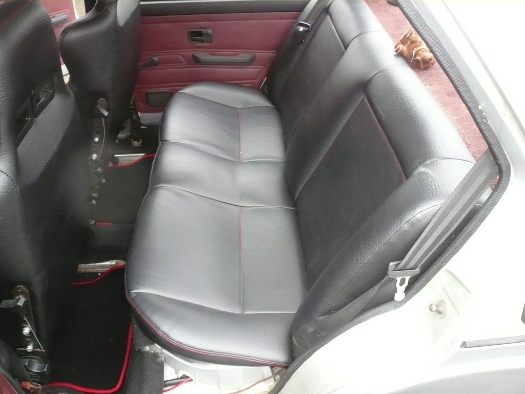 VW Jetta. Zwei König Sportsitze und Rückbank in Kunstleder schwarz mit roten Nähten neu bezogen.