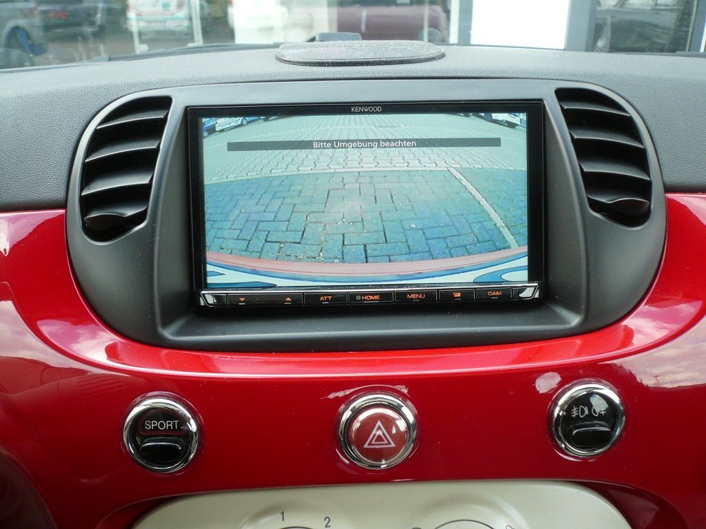 Fiat 500 Auf Doppel-DIN umgebaut. Kenwood DMX8019DABS Mediacenter mit Apple CarPlay WiFi und Rückfahrkamera montiert.