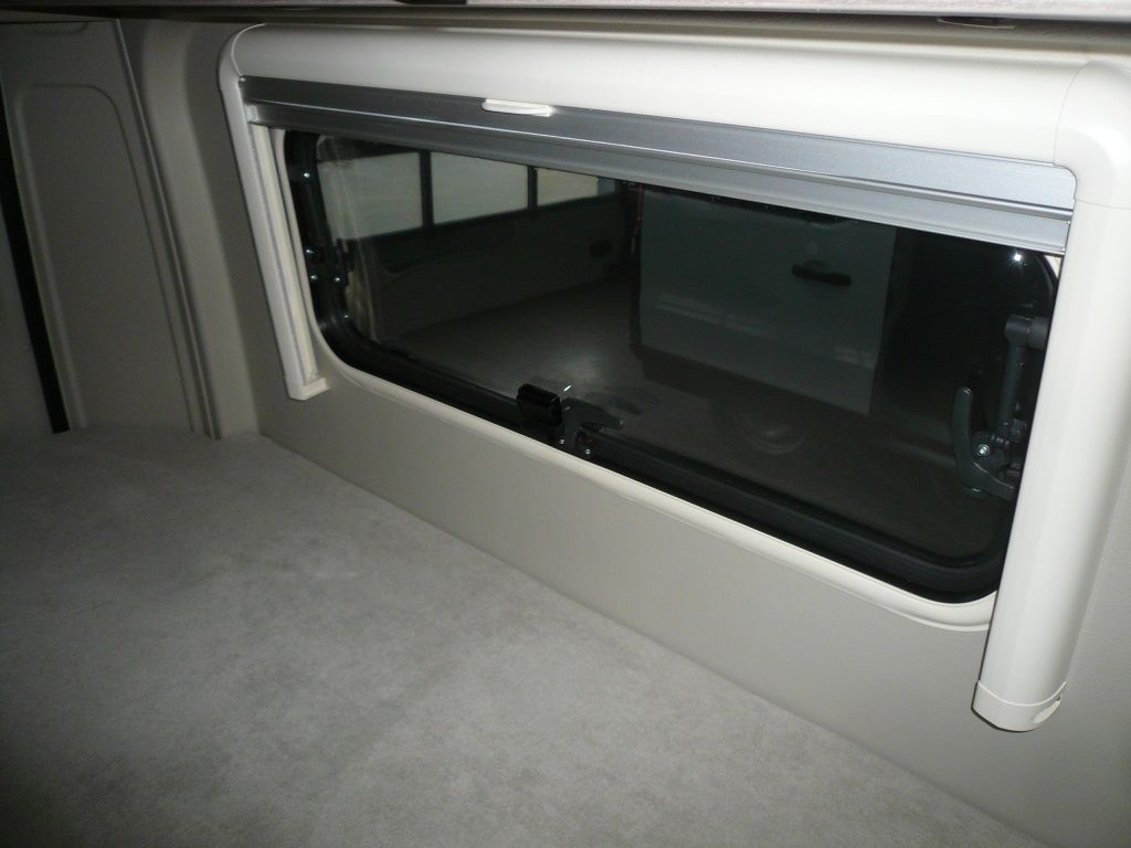 Wir rüsten Thitronik Alarmanlagen in Ihr Wohnmobile nach. Hier die Absicherung von Fenstern mit Funk-Magnetkontakte.