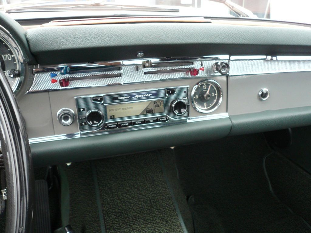 Pagode komplette Innenausstattung und Teppich neu angefertigt und montiert. Musikanlage mit Subwoofer und Navigation nachgerüstet.