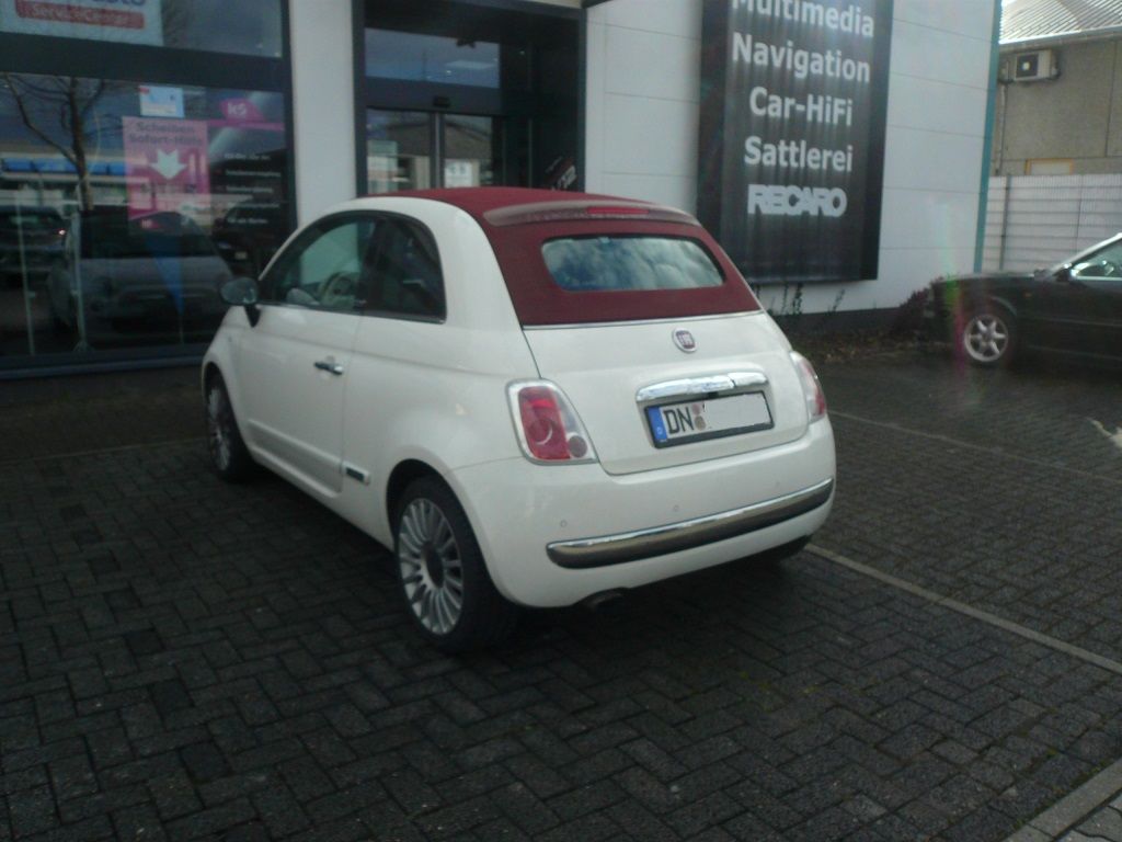 Das neue Alpine iLX-705D mit Apple CarPlay WiFi und Rückfahrkamera im Fiat 500 Cabrio nachgerüstet.