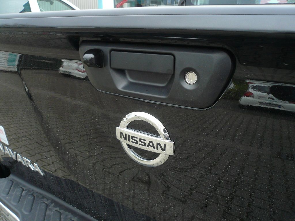 Alpine INE-W720D Doppel-DIN-Navigation mit Rückfahrkamera in einem neuen Nissan Navara (Neufahrzeug) nachgerüstet.