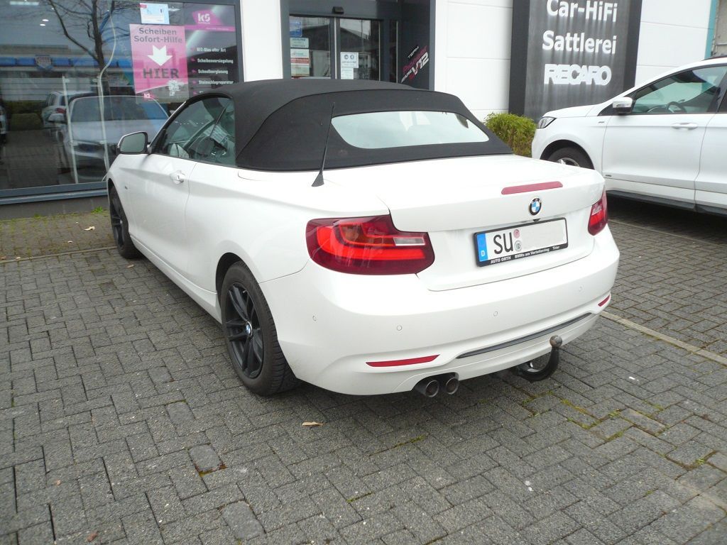 BMW 2er Cabrio, Griffleisten Rückfahrkamera an das Originale BMW NBT System angebunden.