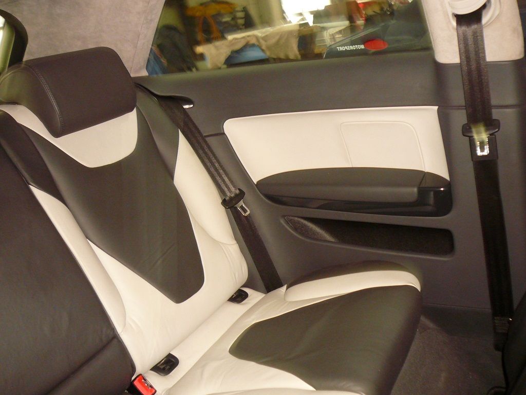 Türverkleidungen und Seitenteile hinten in zweifarbigem Leder neu bezogen. Rücksitzbank in zweifarbigem Leder neu bezogen.