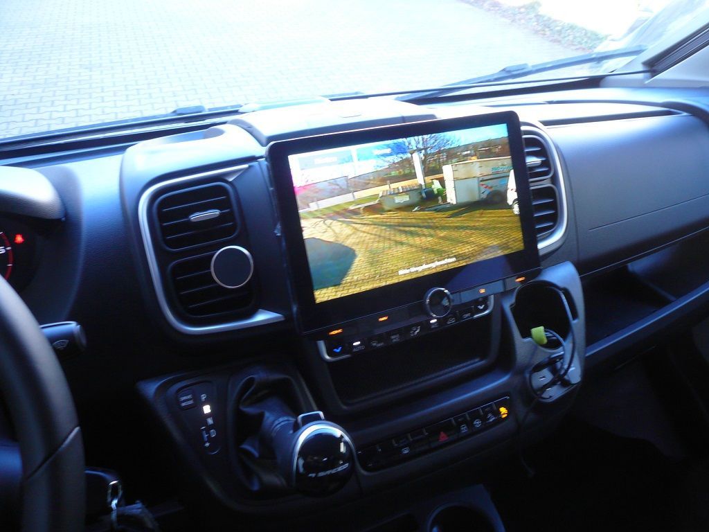 Kenwood DNR992RVS Navitainer mit Garmin Kartendaten für Wohnmobil, PKW und LKW, mit 10,1 Zoll HD-Display, Digitalradio DAB+, Apple CarPlay und AndroidAuto im Fiat Ducato 8 von 2023 nachgerüstet. Die werkseitige Dometic Doppel-Rückfahrkamera auf das Kenwood Gerät adaptiert.