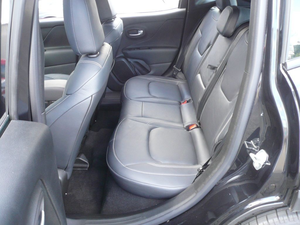 Der Rücksitz eines schwarzen Jeep Renegade