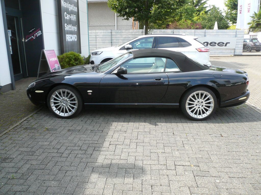 Jaguar XK8 Cabrio Verdeck Bezug in Sonnenland Stoff schwarz geliefert und montiert.