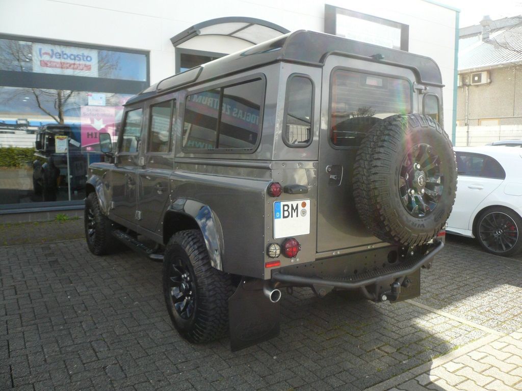 Landrover Defender von 1-DIN auf Doppel-DIN umgebaut. Alpine iLX-705D und Rückfahrkamera von Alpine nachgerüstet.